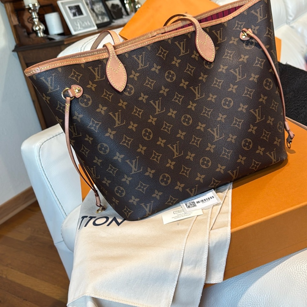 Authentic LV NEVERFUL MM MONOGRAM CERISE! IN GREAT CONDITION! Box, dust bag, tag